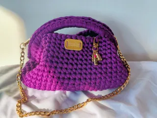 Borsa viola intenso fatta a mano con catena oro