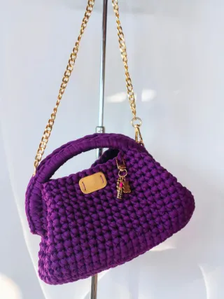 Borsa viola intenso fatta a mano con catena oro