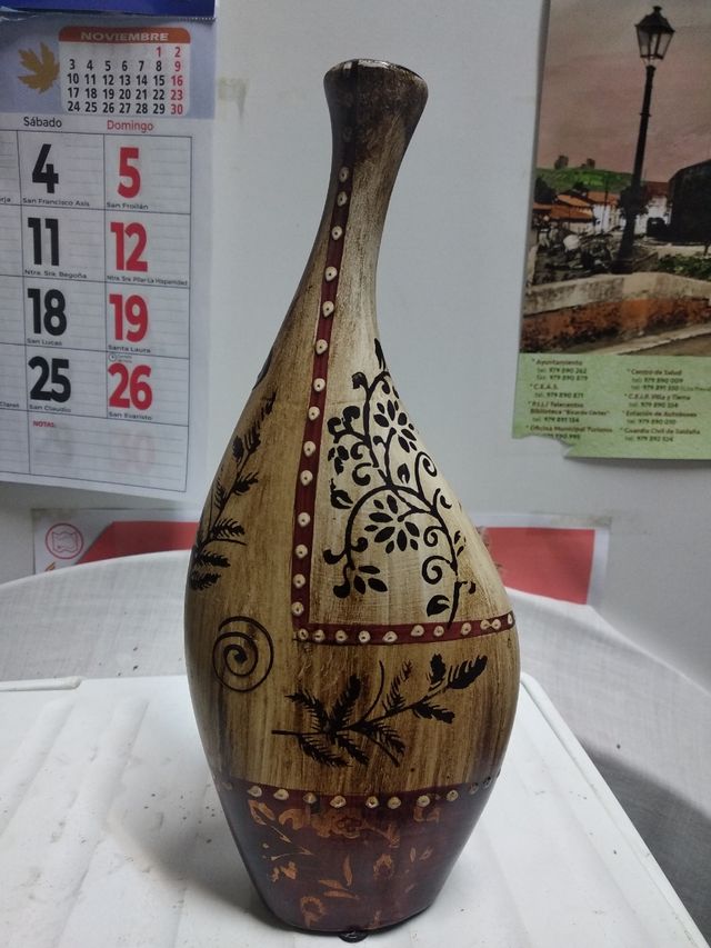 Jarrón de madera pintado a mano