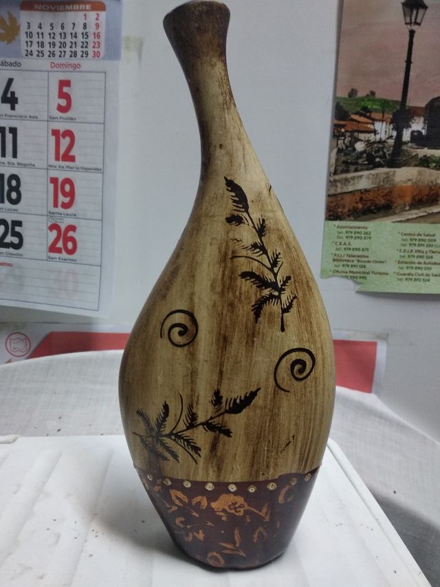 Jarrón de madera pintado a mano