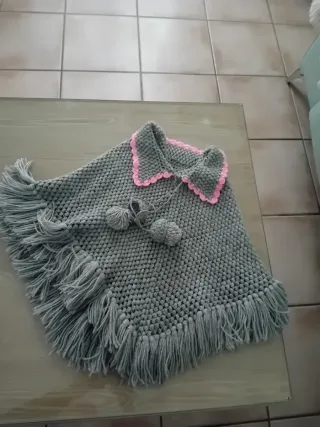Poncho niña gris con detalles rosa