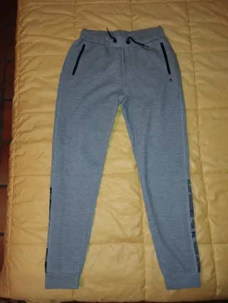 Chándal niño gris y negro con capucha