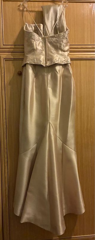 Vestido beige de fiesta con foulard