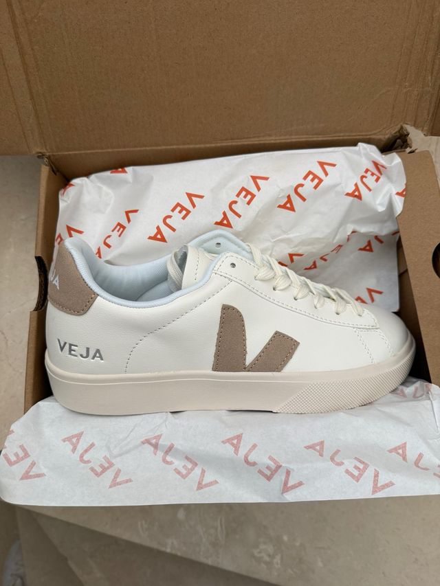 Zapatillas Veja Blancas y Beige