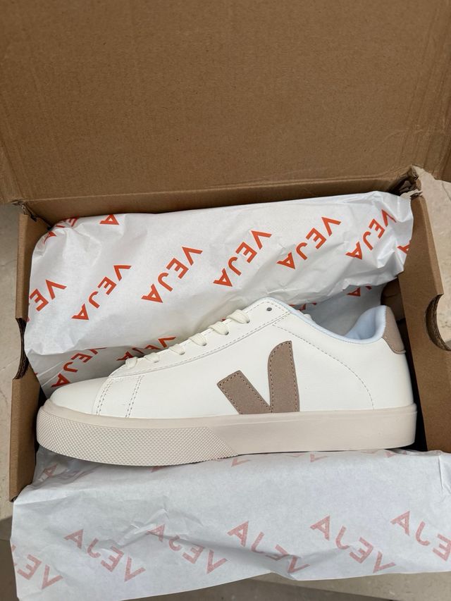 Zapatillas Veja Blancas y Beige