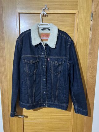 Cazadora Levi's azul con forro sherpa