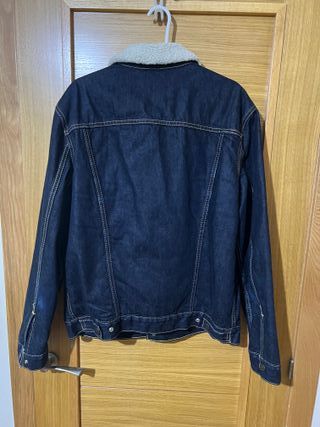 Cazadora Levi's azul con forro sherpa
