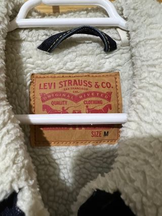Cazadora Levi's azul con forro sherpa