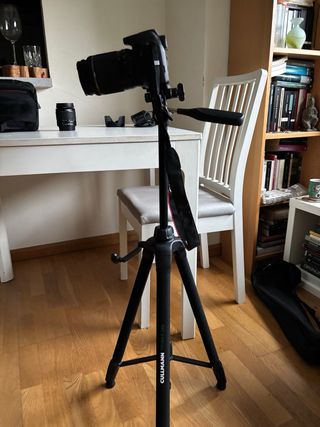 Cámara Canon EOS 2000D + 2 objetivos + Trípode