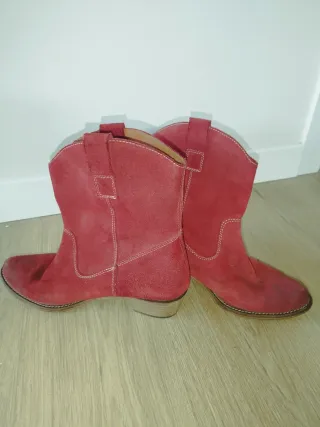 Botas camperas rojas ante