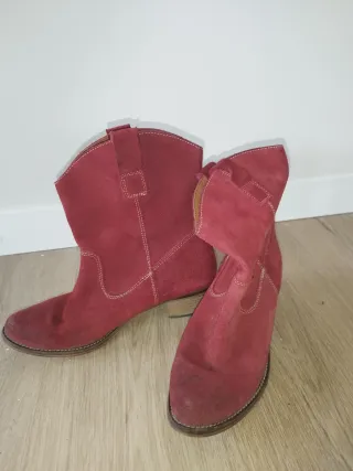 Botas camperas rojas ante