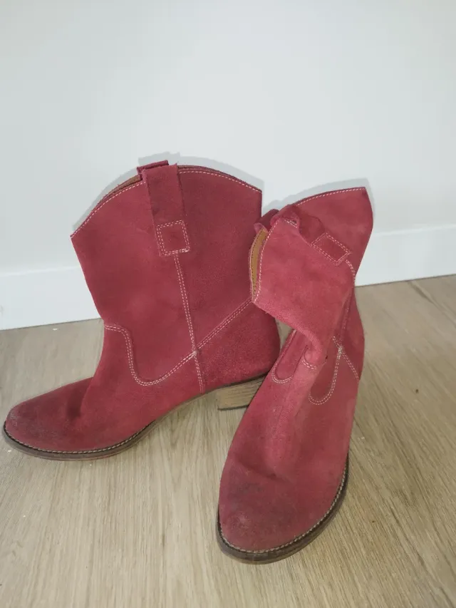 Botas camperas rojas ante