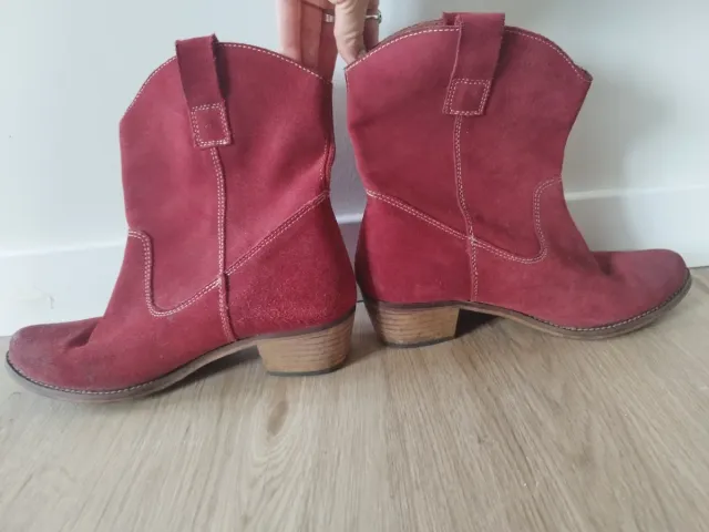 Botas camperas rojas ante