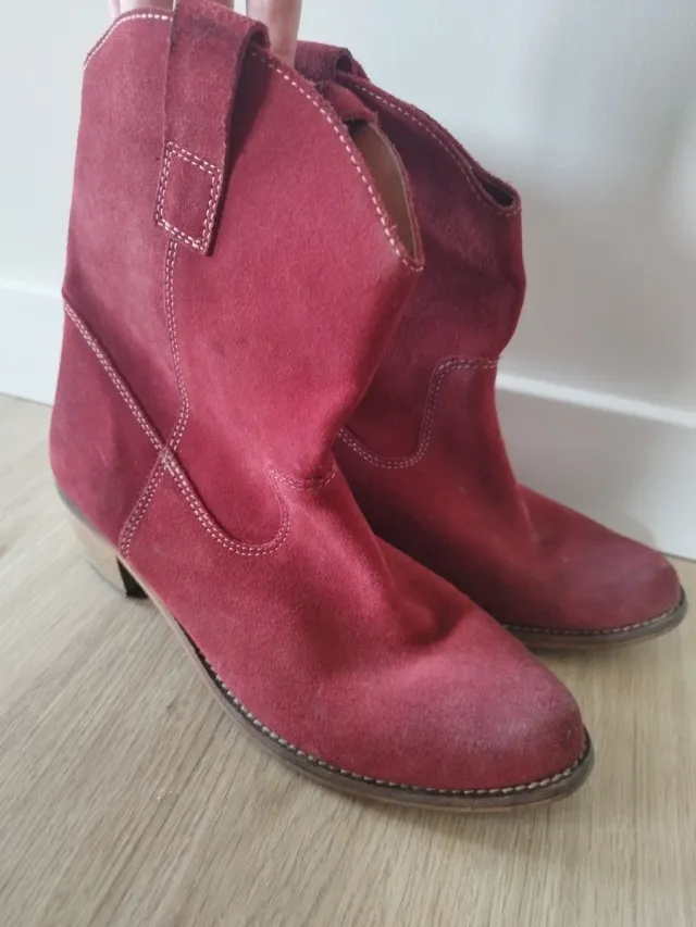 Botas camperas rojas ante
