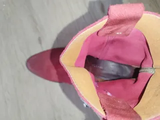 Botas camperas rojas ante