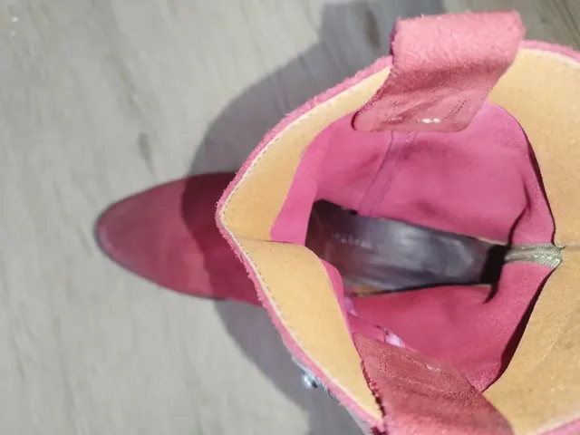 Botas camperas rojas ante