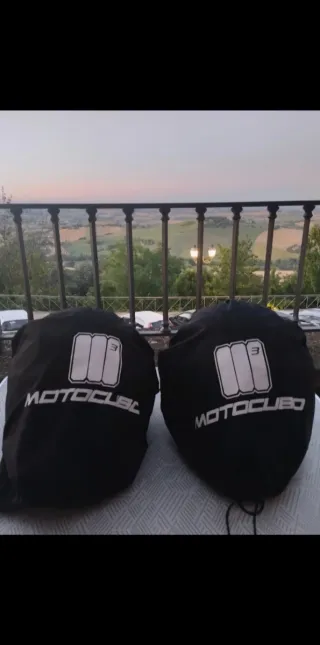 2 Caschi MotoCubo Bianchi Ottime Condizioni