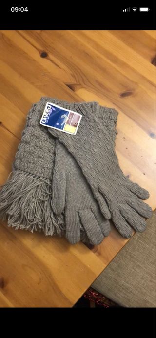 Sciarpa e guanti grigi in lana