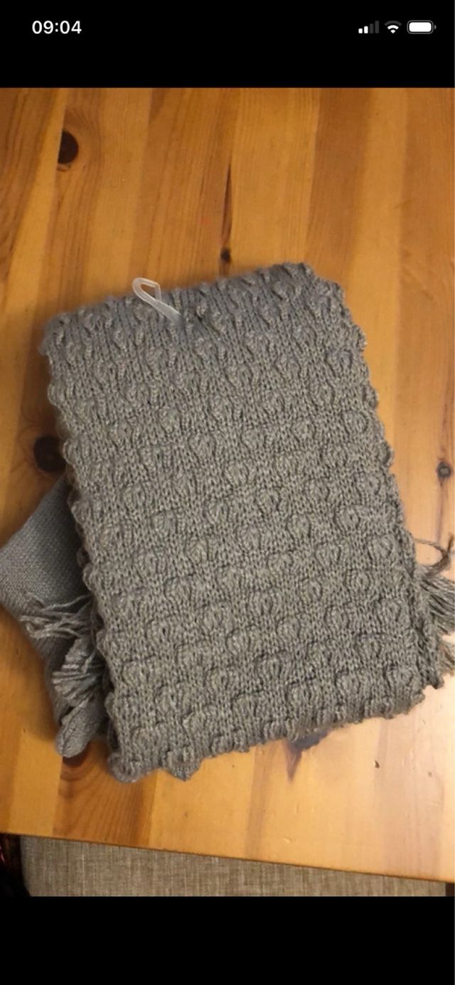 Sciarpa e guanti grigi in lana