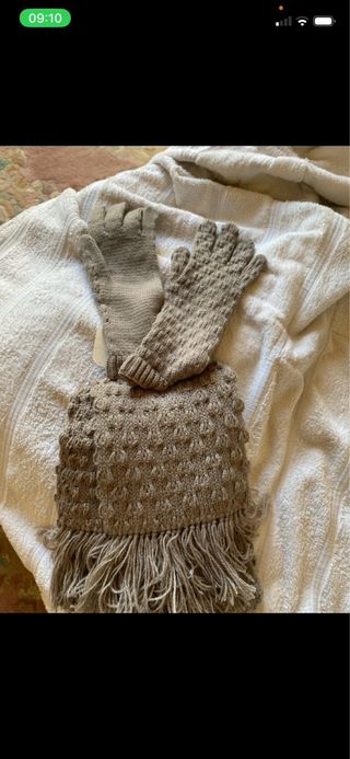 Sciarpa e guanti grigi in lana