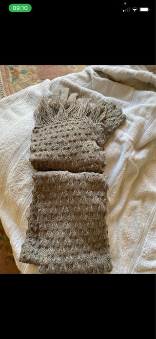 Sciarpa e guanti grigi in lana