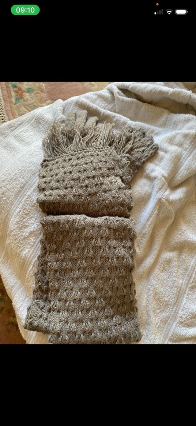 Sciarpa e guanti grigi in lana