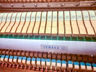 Piano Vertical Yamaha Caoba