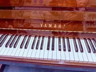 Piano Vertical Yamaha Caoba