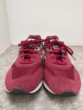 Tenis New Balance Rojo y Plata