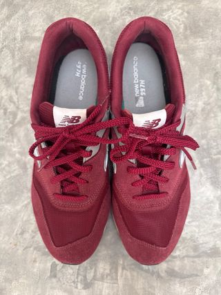 Tenis New Balance Rojo y Plata