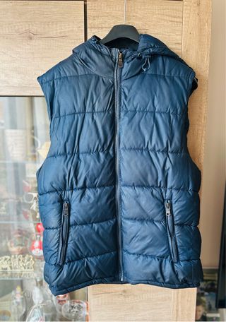 Chaleco acolchado azul con capucha