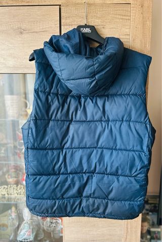 Chaleco acolchado azul con capucha