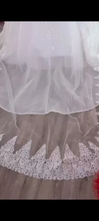 Vestido de novia con velo y complementos