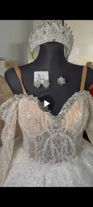 Vestido de novia con velo y complementos