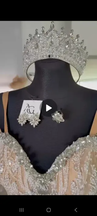 Vestido de novia con velo y complementos