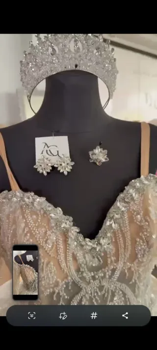 Vestido de novia con velo y complementos