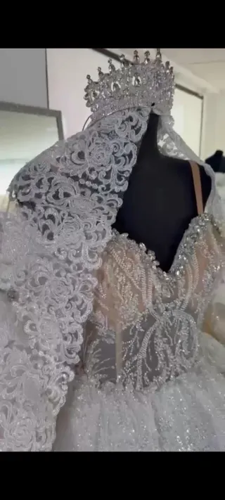 Vestido de novia con velo y complementos