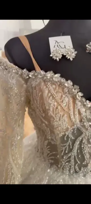 Vestido de novia con velo y complementos