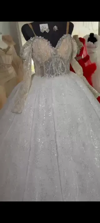 Vestido de novia con velo y complementos