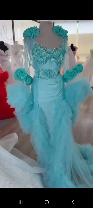 Vestido de novia con velo y complementos
