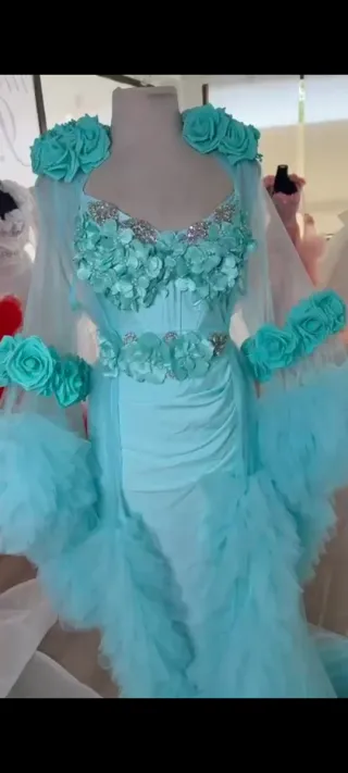Vestido de novia con velo y complementos