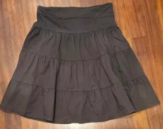 Falda marrón con volantes