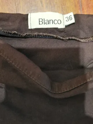 Falda marrón con volantes