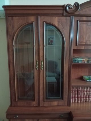 Mueble de salón madera y cristal diseño clásico