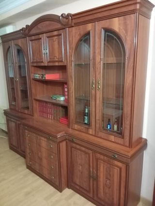Mueble de salón madera y cristal diseño clásico