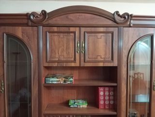 Mueble de salón madera y cristal diseño clásico