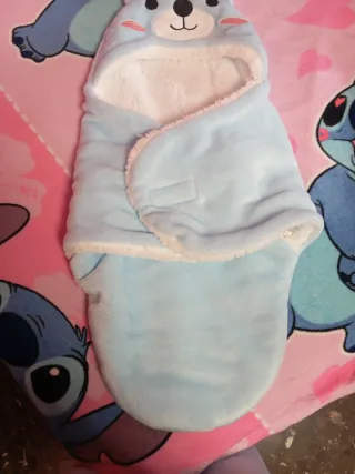 Saco de bebé azul con capucha de oso