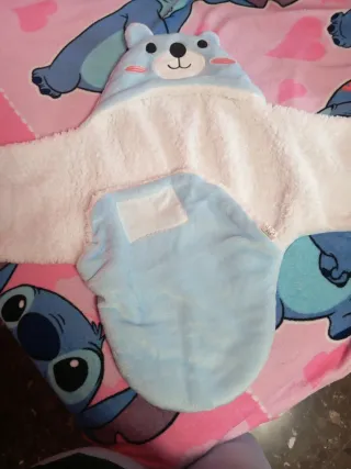 Saco de bebé azul con capucha de oso