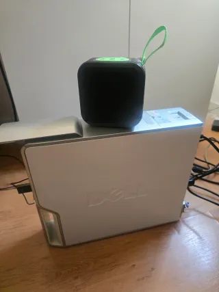 Ordenador Dell Gris y blanco.