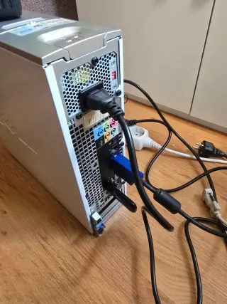 Ordenador Dell Gris y blanco.